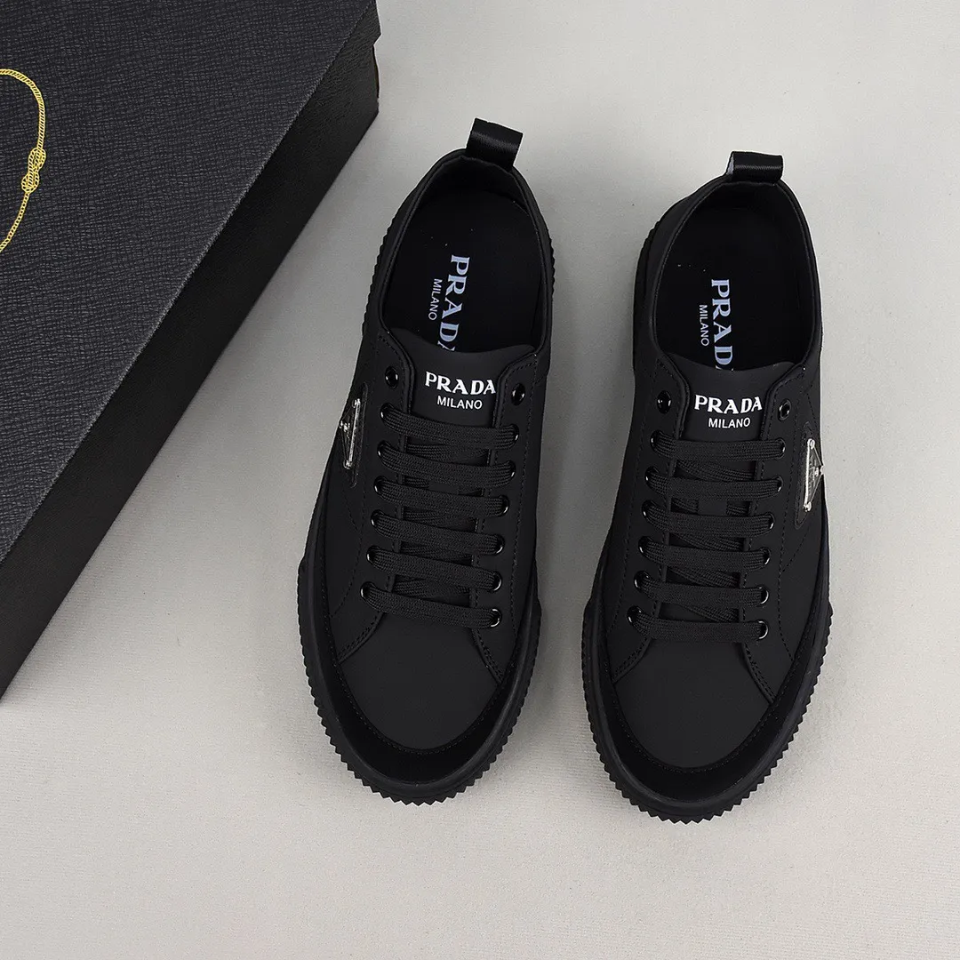 【PRADA】Men's shoes 💰400💰. Detonate the whole place! An international brand that is constantly innovating. This men's casual shoe is the original version. It is made of cowhide leather at a ratio of one to one at the store. It has leather feet and rubber non-slip outsole. It is breathable and comfortable. Quality speaks for itself. 👄38-44